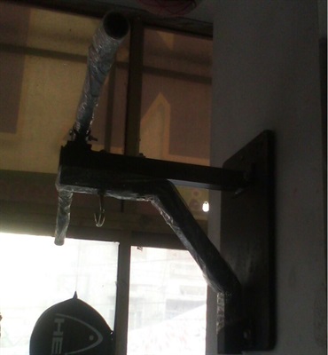PULL-UP BAR WITH BOXING BAG HOCK AND SCREW