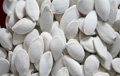 Pumpkin White Salted Seed- Pumpkin Seeds In white Shell (Pepitas) by Its Delish, 2 lbs Pumpkin Seeds, Raw In shell Snow white, Gluten-Free, Oil Free, Healthy Snack, Crunchy, Delicious, Packed in a 4 lbs Resealable  bag