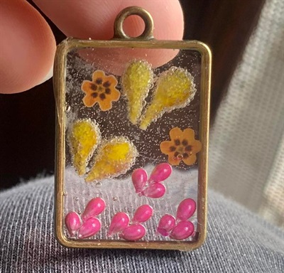 Cute Clear Pendant With Flowers