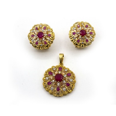 Adorable Gold plated Floral shaped pendant set