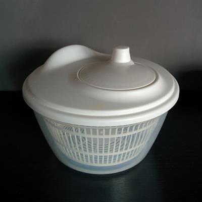 SALAD SPINNER FOR DRYING VEGETABLES WITH ROTATING LEVER