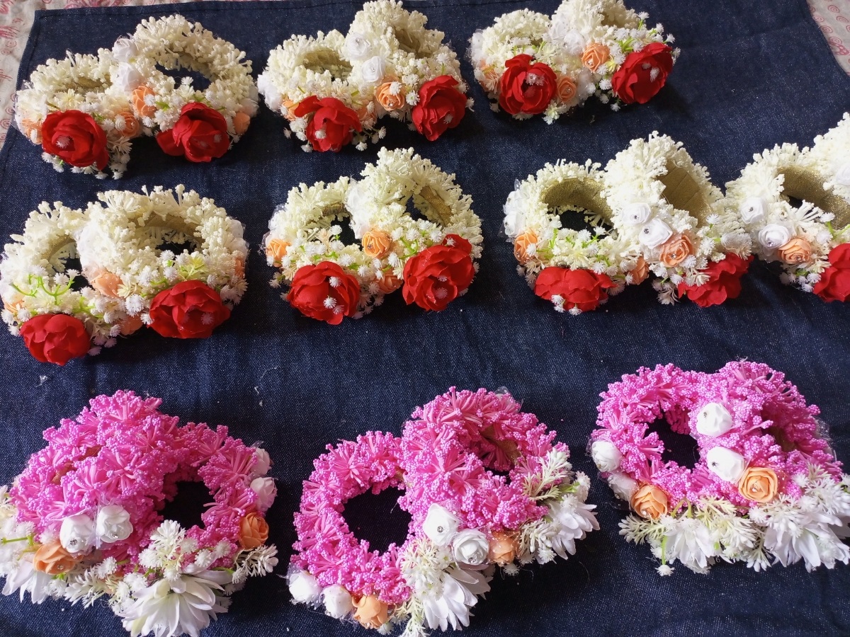 pakistani flower gajra in hands