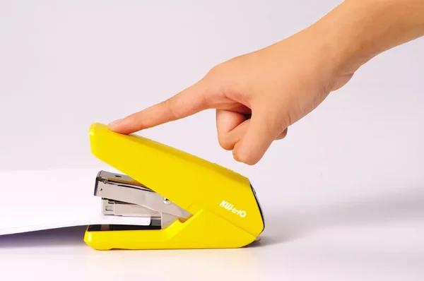 KW-triO 05631 Effortless Flat-Clinch Half Strip Stapler