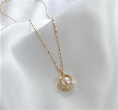 Pearl/Curb Chain Pendant